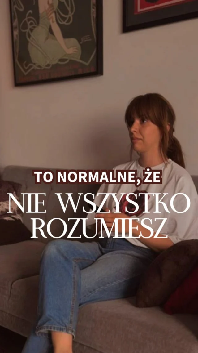 Kto najlepiej uczy się języka?

Ten, kto ma takie podejście jak w tej rolce 💫

Już tłumaczę 👇

Na studiach pojawił się kiedyś temat osób, które najlepiej uczą się języków obcych. Takie osoby mają kilka cech i jedna z nich jest TOLERANCE OF AMBIGUITY, czyli akceptacja tego, że nie wszystko jest jasne. I sama przekonałam się o tym na własnej skórze. Gdy przestałam martwić się każdym nieznanym słowem, używanie języka stało się przyjemniejsze i… sam zaczął łatwiej wchodzić do głowy.

Więc jeśli planujesz obejrzeć film/przeczytać książkę/ posłuchać podcastu itd. dopiero gdy będziesz wszystko rozumieć, to… lepiej weź się za to już teraz, trust me 😉

#angielski #naukaangielskiego #językangielski