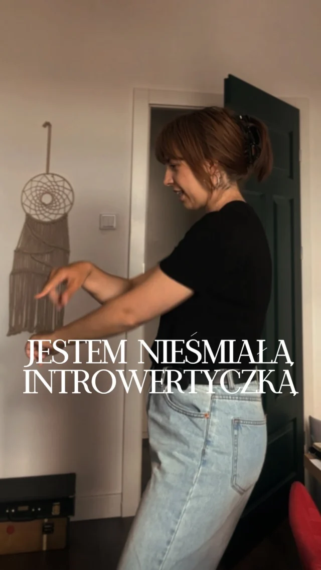 BONUSY na serwerze WYPPRAWA NA C1 znikają już dziś o północy 😱 Prędko, napisz 💃AKUKARACZA🕺 w komentarzu, żebym wysłała Ci link do zapisu!

A nasz serwer to safe space i dla nieśmiałych introwertyków, którzy chcą uczyć się samodzielnie, we własnym tempie, i dla odważnych ekstrawertyków, chętnie rozmawiających z grupą i biorących udział w spotkaniach - i w sumie dla każdego in between!

Działamy tak:
👉 Ja codziennie wysyłam Ci gotowe materiały do nauki na C1, a Ty je rozwiązujesz
👉 Dyskutujemy na czacie
👉 Spotykasz się z innymi kursantami na żywo w conversation corner
👉 Wysyłasz mi prace do sprawdzenia, ja odsyłam je z feedbackiem
👉 Korzystasz z dwóch nowych bonusów: mini-workbooka z transformacjami i kursu fiszkowego z zaawansowanymi wyrażeniami

A to wszystko po to, abyś:
✨ czuł/a się TOP z angielskiego! Pewnie i swobodnie
✨ nie zaskoczył Cię żaden temat - ani w treściach ani w rozmowach, bo co tydzień mamy inny temat przewodni
✨ wiedział/a co jeszcze musisz poprawić i jak to zrobić
✨ miał/a gotowy plan działania i nie tracił/a czasu na szukanie materiałów
✨ przestał/a bać się mówić

Mogłabym tak jeszcze długo opowiadać, ale nie ma co tracić czasu! Dołącz do nas i otrzymaj to wszystko za jedyne 50 zł za miesiąc 🤎

[marka własna]

#angielski #językangielski #naukaangielskiego