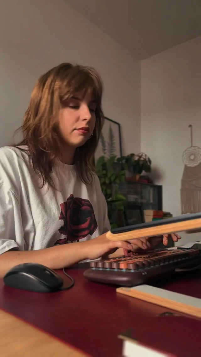 My dream job! 🤎

Ej serio, kiedyś nawet nie za bardzo istniał koncept pracy z domu, więc nawet o tym nie marzyłam. A własny biznes kojarzył mi się z jakimś poważnym panem w garniturze i mnóstwem trudnych spraw, których bym nie ogarnęła.

No i patrz! Siedzę na chacie i robię to, co kocham - tworzę, uczę, sama wszystkim zarządzam. Mała Magda byłaby dumna 🥺

Praca zdalna to też coś dla Ciebie? A może jesteś typem, który absolutnie musi iść do biura? Let’s chat in the comments! ✨

#angielski #homeoffice #pracazdomu #własnybiznes #nauczycielka