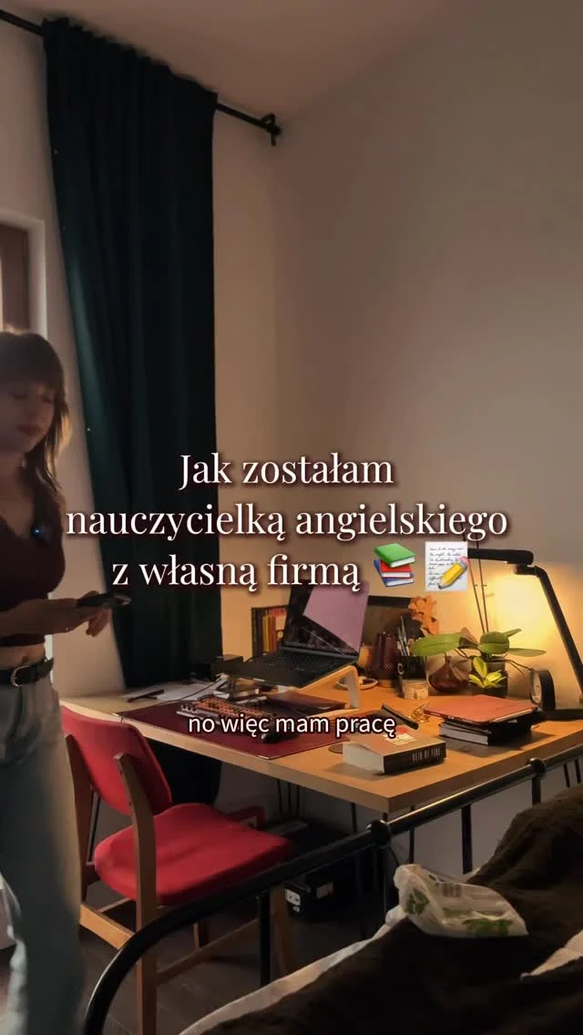 Szczegółowo o tym, jak sama stworzyłam swoją pracę marzeń 🤎📚📝

#własnafirma #nauczycielka #nauczycielkaangielskiego #pracazdomu #homeoffice #angielski #filologiaangielska